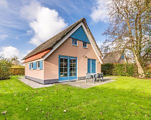 Bungalow T6AB in De Koog, Texel met rieten dak en terras in groene omgeving, ideaal voor een ontspannen vakantie op de Waddeneilanden.