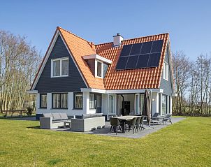 Villa 8, een luxe vakantiehuis in De Koog, Texel, met ruime tuin en terras, ideaal voor ontspannen verblijf op de Waddeneilanden.