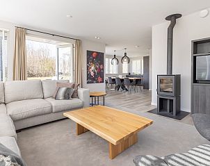 Stijlvolle eetkamer in Villa 8, een vakantiehuis in De Koog, Texel. Geniet van modern comfort en kunstzinnige details op de Waddeneilanden.