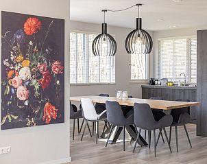 Moderne keuken in Villa 8, een vakantiehuis in De Koog, Texel. Stijlvolle inrichting met veel lichtinval en moderne apparatuur.