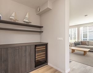 Moderne badkamer in Villa 8, een vakantiehuis in De Koog op Texel, Waddeneilanden. Luxe douche en stijlvol interieur voor een comfortabel verblijf.