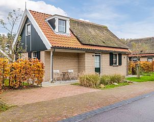T6B Comfort bungalow in De Koog, Texel met rieten dak en charmant terras, ideaal voor ontspanning op de Waddeneilanden.