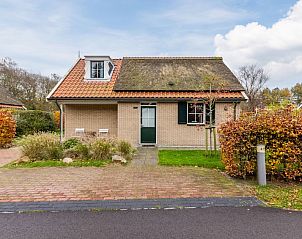 T6B Comfort bungalow in De Koog, Texel, Waddeneilanden, met charmante rieten dak en groene omgeving voor een ontspannen vakantie.