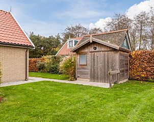 T6B Comfort bungalow in De Koog, Texel met groene tuin en houten schuurtje, ideaal voor natuurliefhebbers op de Waddeneilanden.