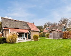 Ontspan in de T6B Comfort bungalow met rieten dak in De Koog, Texel. Geniet van een ruime tuin en serene omgeving op de Waddeneilanden.