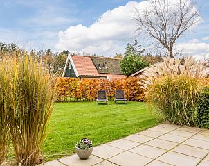 Geniet van de groene tuin bij T6B Comfort bungalow in De Koog, Texel, Waddeneilanden, met een ontspannen terras en schilderachtig uitzicht.