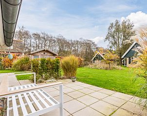 Geniet van de serene tuin en het terras van T6B Comfort bungalow in De Koog, Texel, omgeven door prachtige natuur op de Waddeneilanden.