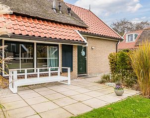 Geniet van de rust op het terras van bungalow T6B Comfort in De Koog, Texel, omgeven door natuur op de Waddeneilanden.