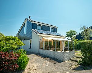 Ruim terras van Beach Park Texel 4-persoons villa 4BL in De Koog, Texel met comfortabele zitgelegenheid.