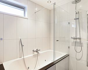 Slaapkamer in Beach Park Texel 4-persoons villa 4BL, De Koog, Texel met tweepersoonsbed en serene sfeer.