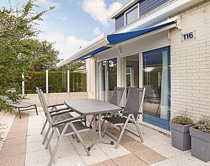 Moderne badkamer in Beach Park Texel 4-persoons villa 4BL, De Koog, Texel met ligbad en douche.