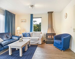 Tweede slaapkamer in Beach Park Texel 4-persoons villa 4BL, De Koog, Texel met uitzicht op de natuur.