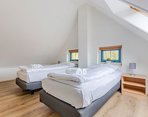 Bungalow T6A in De Koog, Texel met groene tuin en oprit, ideaal vakantiehuis op de Waddeneilanden voor een ontspannen verblijf.