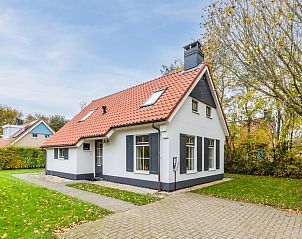 Bungalow T6A in De Koog, Texel biedt een charmante buitenkant omringd door groen en rustieke natuur op de Waddeneilanden.