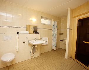 Ruime badkamer in T6AM Comfort bungalow, De Koog, Texel met moderne faciliteiten en sauna, ideaal voor ontspanning op de Waddeneilanden.