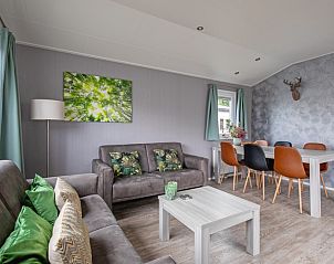 Chaletpark Bregkoog - Chalet Bregkoog 12, De Koog, Texel. Gezellige woonkamer met stijlvolle inrichting in vakantiehuis.