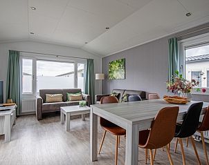 Chaletpark Bregkoog - Chalet Bregkoog 12, De Koog, Texel. Ruime binnenruimte met eet- en zithoek in vakantiewoning.