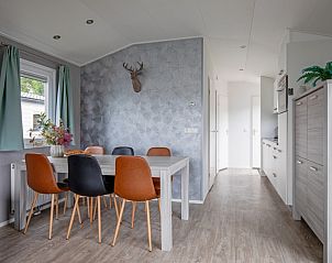 Chaletpark Bregkoog - Chalet Bregkoog 12, De Koog, Texel. Moderne eetkamer met decoratieve wand in vakantiehuis.