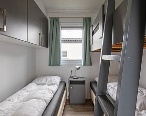 Chaletpark Bregkoog - Chalet Bregkoog 12, De Koog, Texel. Knusse slaapkamer met stapelbedden in vakantiehuis.