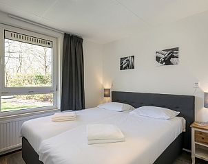 Comfortabele slaapkamer met tweepersoonsbed in T4 Comfort, De Koog, Texel.