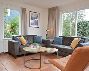 Gezellige woonkamer in Vakantiehuis Stappeland 169, De Koog, Texel met comfortabele banken.