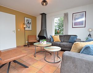 Moderne zithoek met open haard in Vakantiehuis Stappeland 169, De Koog, Texel.
