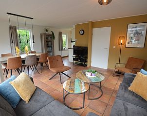 Ruime leefruimte in Vakantiehuis Stappeland 169, De Koog, Texel met eethoek en zithoek.