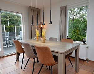 Stijlvolle eetkamer met uitzicht op terras in Vakantiehuis Stappeland 169, De Koog, Texel.