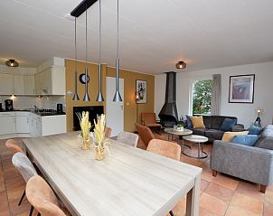 Open keuken in Vakantiehuis Stappeland 169, De Koog, Texel met moderne apparatuur.