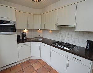 Slaapkamer met tweepersoonsbed in Vakantiehuis Stappeland 169, De Koog, Texel met uitzicht op tuin.