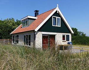 Vakantiehuis De Eik in De Koog Texel met charmante gevel en terras in de natuur.
