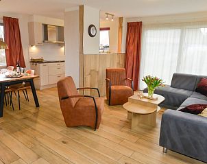 Ruime woonkamer in De Eik, Texel met zithoek en eetgedeelte voor gezellig samenzijn.