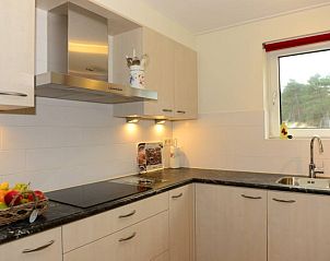 Moderne keuken in De Eik, Texel met luxe apparatuur en uitzicht op de omgeving.