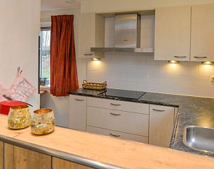 Compacte keuken in De Eik, Texel met praktische indeling en sfeervolle verlichting.