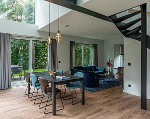 Eethoek in vakantiehuis 36 - 12 Bonte Specht in De Koog, Texel, met veel natuurlijk licht.