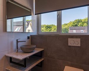 Stijlvolle badkamer met uitzicht in vakantiehuis 36 - 12 Bonte Specht in De Koog, Texel.