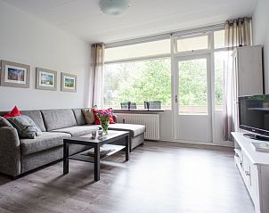 't Kerckeland - Appartement Kerckeland 92 in De Koog, Texel biedt een lichte woonkamer met uitzicht op groen, ideaal voor ontspanning.