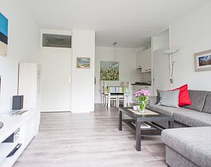Stijlvolle woonkamer bij 't Kerckeland - Appartement Kerckeland 92 in De Koog, Texel met comfortabele zithoek en moderne inrichting.