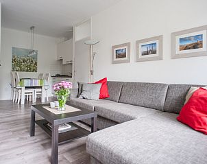 Gezellige binnenruimte van 't Kerckeland - Appartement Kerckeland 92 in De Koog, Texel met ruime bank en eethoek.