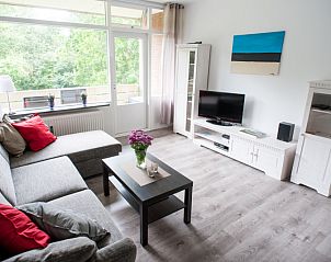 Lichte woonkamer van 't Kerckeland - Appartement Kerckeland 92 in De Koog, Texel met toegang tot balkon en groene omgeving.