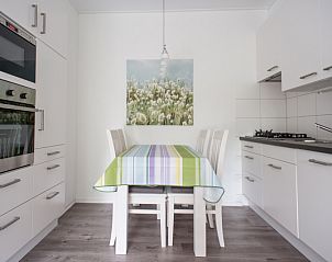 Moderne keuken van 't Kerckeland - Appartement Kerckeland 92 in De Koog, Texel met eethoek en stijlvolle inrichting.