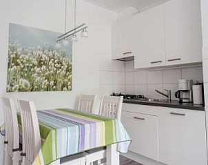 Compacte en moderne keuken in 't Kerckeland - Appartement Kerckeland 92 in De Koog, Texel met gezellige eethoek.