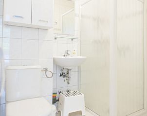 Frisse badkamer in 't Kerckeland - Appartement Kerckeland 92 in De Koog, Texel met moderne voorzieningen en lichte tegels.