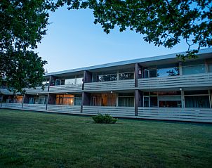 Buitenaanzicht van 't Kerckeland - Appartement Kerckeland 92 in De Koog, Texel met ruime balkons en groene omgeving.