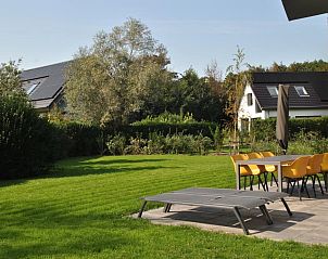 Uitzicht op de tuin van vakantiehuis 39 - 16B Wulp - BLV in De Koog, Texel met buitenmeubilair.