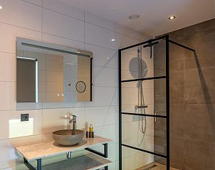 Stijlvolle badkamer in 39 - 16B Wulp - BLV, vakantiehuis in De Koog, Texel met luxe douche.