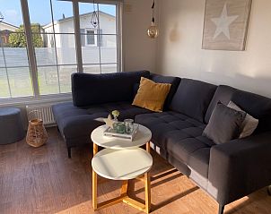 Knusse zithoek in Chalet Bregkoog 255, De Koog, Texel met uitzicht op de tuin.