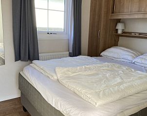 Slaapkamer met tweepersoonsbed in Chalet Bregkoog 255, De Koog, Texel.