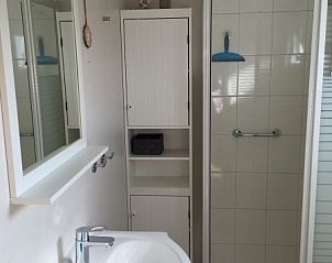 Badkamer in Chalet Bregkoog 255, De Koog, Texel met douche en wastafel.