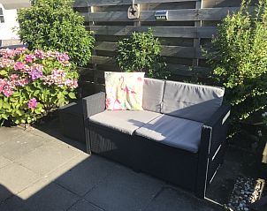 Zonnig zitje met bloemen bij Chalet Bregkoog 255, De Koog, Texel voor ontspanning.